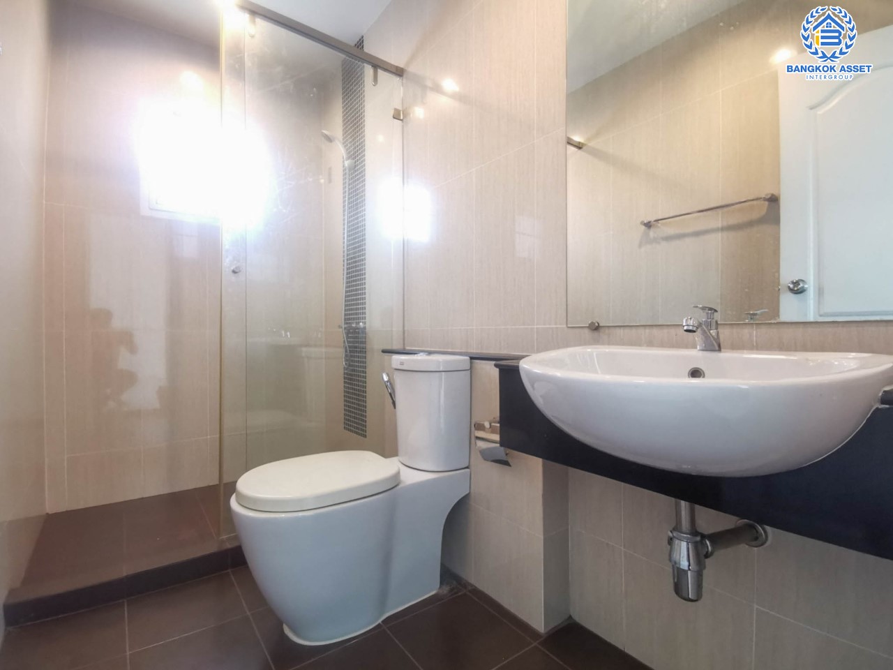 บ้านเดี่ยวมือสองย่านนนทบุรี ม.ชวนชมพาร์ค2 บางกรวย-ไทรน้อย หลังมุม เนื้อที่มากถึง 79.3 ตร.ว. ฟังก์ชัน 4 ห้องนอน 3 ห้องน้ำ 2 ที่จอดรถ บนทำเลเยี่ยม ใกล้เซ็นทรัลเวสต์เกต และรถไฟฟ้าสายสีม่วง "สถานีคลองบางไผ่"